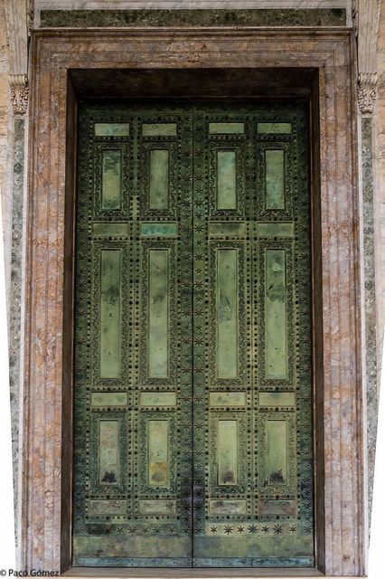 PROMAKOS_'s tweet photo. Las puertas de bronce por las que se entra a San Juan de Letrán, la catedral de Roma, son las de la Curia Julia, sede del Senado romano. El edificio llegó entero hasta hoy porque Honorio I lo convirtió en iglesia en el 630, veintisiete años después del último acto documentado del Senado, la dedicación de unas estatuas a Focas y Leoncia. Como dato contra la fecha-fetiche, Roma cae en el 476 en los manuales, y su Senado siguió reuniéndose ciento veintisiete años más.