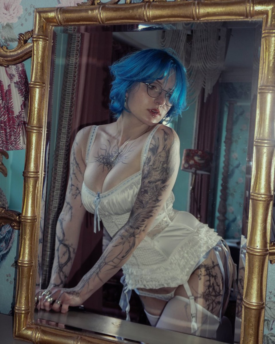Andylyn_90's tweet photo. keep looking and i’ll crawl through your mirror >.> https://t.co/qCPqDWLEET