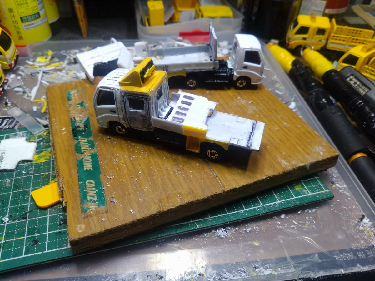 H2SO4Fas's tweet photo. 最近の作業状況。

＃トミカ改造
＃維持作業車 https://t.co/3fguDil4zG