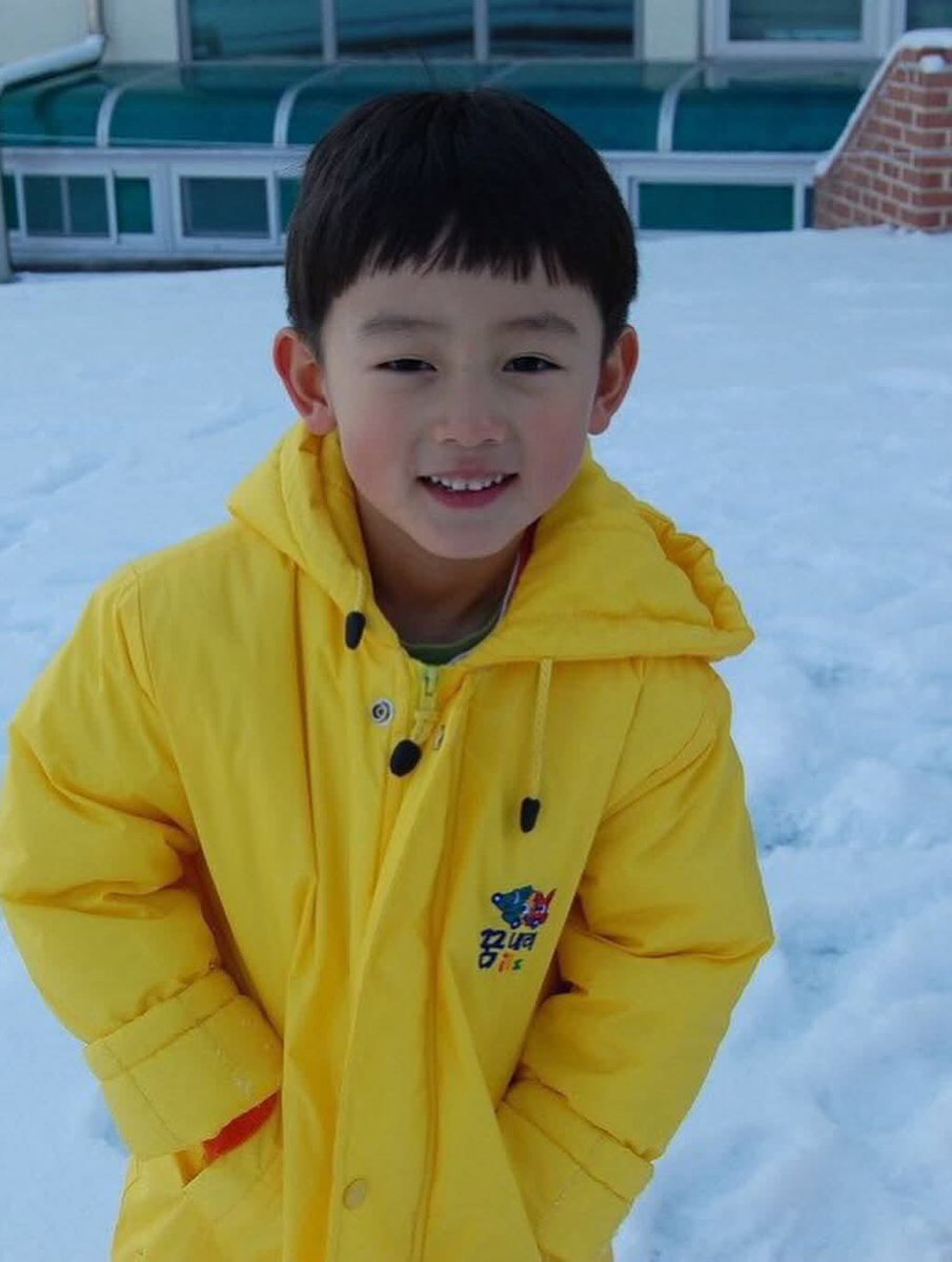eomseaniee's tweet photo. nothing has changed, he is still the same even his smile😭♡ https://t.co/wsWN9dKigW