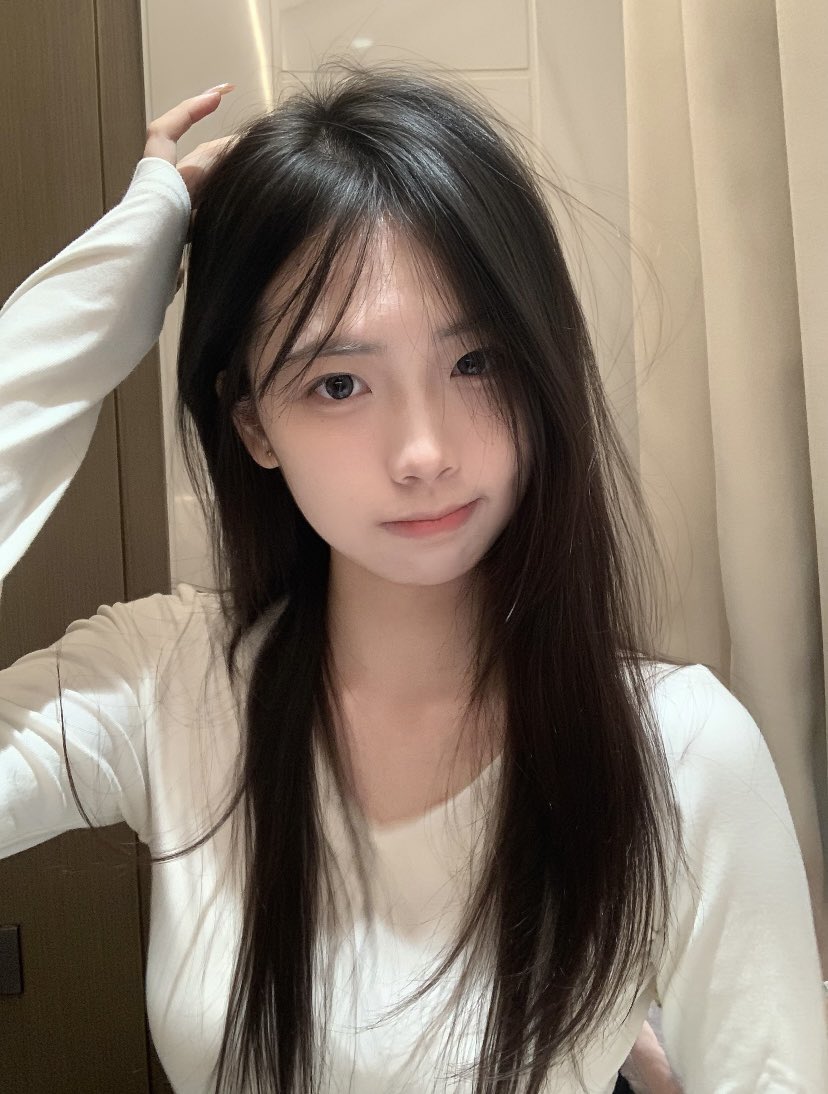 morale76997's tweet photo. 本人20岁 大二学生一枚 平常除了在学校上课和跳舞就在寝室追剧 不知道会不会有人想跟我聊天🥹本人 ，是本人 https://t.co/51aT9pmhk8