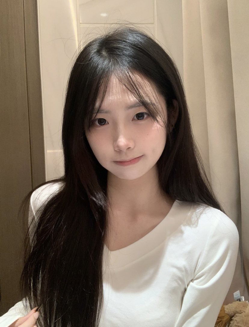 morale76997's tweet photo. 本人20岁 大二学生一枚 平常除了在学校上课和跳舞就在寝室追剧 不知道会不会有人想跟我聊天🥹本人 ，是本人 https://t.co/51aT9pmhk8