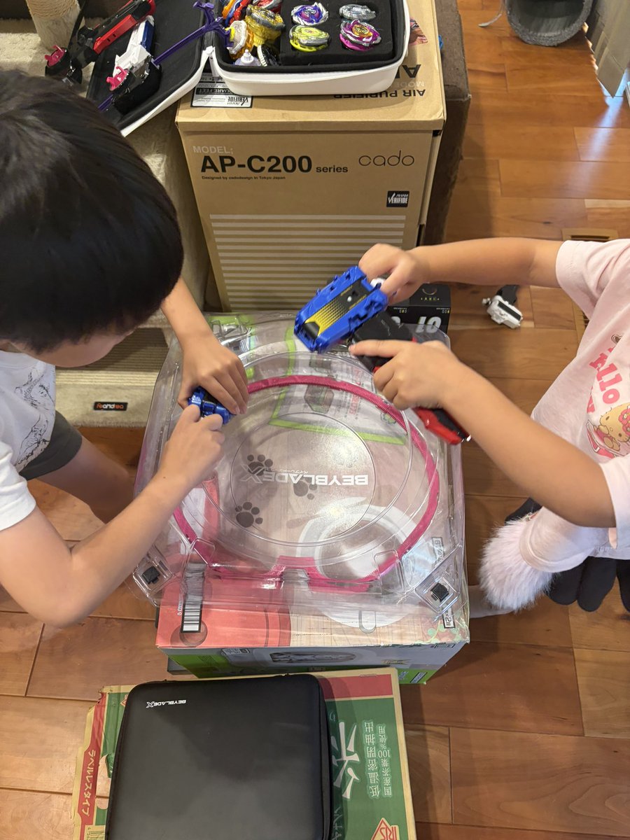 UnyuBay's tweet photo. ベトチャイに刺されずに無事帰宅
地味に諦めてたデッキケースが買えてうれしい☺️
子供達が喜ぶなら戦います。 https://t.co/noM7R4Tl4x