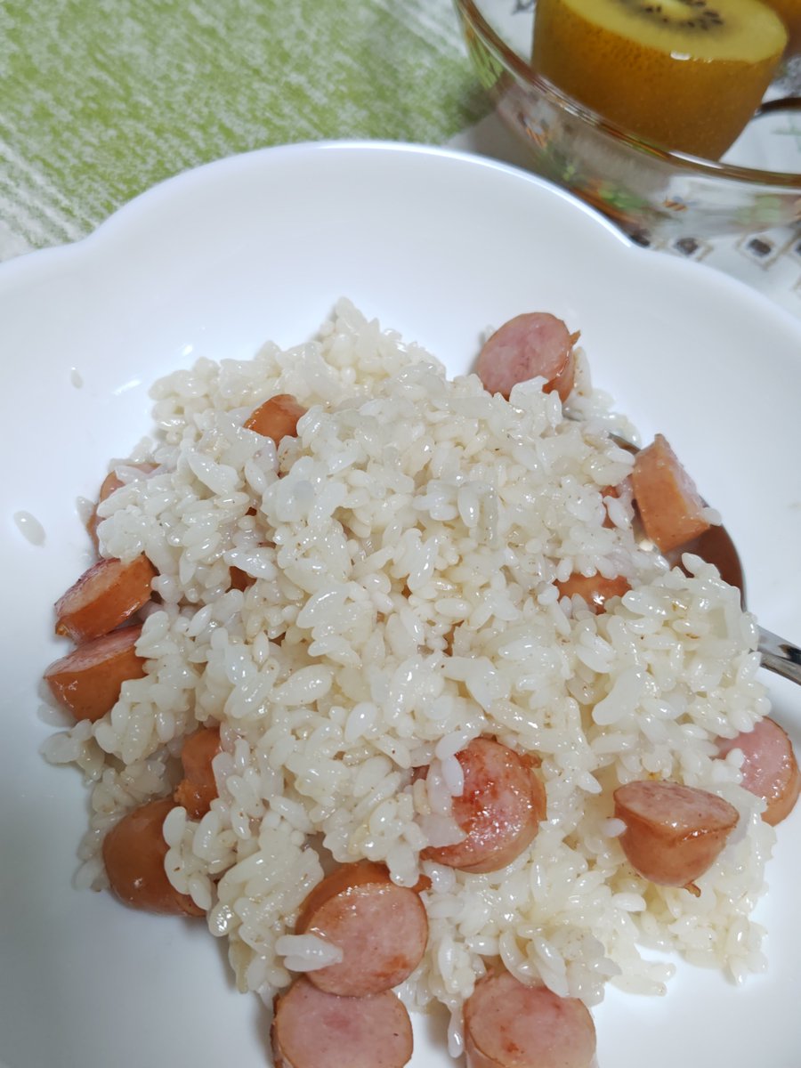 dream4jc's tweet photo. 本日のランチ😋🍴💕
ソーセージが余っていたので。
それと白飯炒めて、ナンプラーと胡椒で味付け。
はてさて。お味はいかに。 https://t.co/MQe3cUKWZY