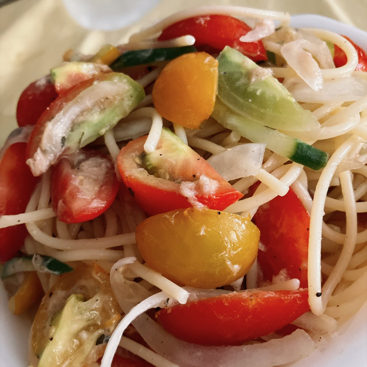 1010o29's tweet photo. さっそくランチに冷製パスタ

こんなにトマト入ってたら高いぜ…
青いトマトは少しだけフライパンで火を入れてみました https://t.co/J7JKyMkpjH