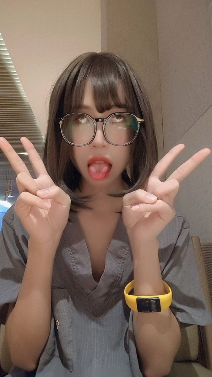 mumuxue69's tweet photo. 女装来泡澡了喵~一进门就被前台小哥当做女的，还好没把我赶出去嘿嘿，依旧前锁后塞，还贴了淫纹更涩了，一直被人盯着看哦。
搓澡的时候兴奋的一直顶锁，可惜没有被师傅扣，问了他，他说公共场合不行hh...

锁来自:@pulsex_top 
#男娘 #人前露出 https://t.co/kkKEsD0iPS