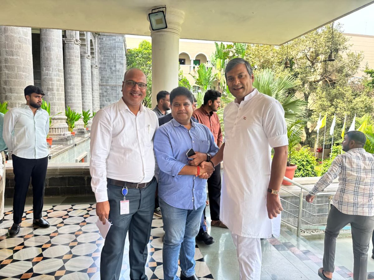 hemantogale's tweet photo. एम.आय.टी. काॅलेजमध्ये व्याख्यानाला उपस्थित राहिलो असता काॅलेजचे व्यवस्थापकीय विश्वस्त श्री. राहुल कराड जी यांची सदिच्छा झाली.

यावेळी विविध सामाजिक, राजकीय व आर्थिक विषयांवर अनौपचारिक चर्चा झाली.

@RahulVKarad https://t.co/yWIftTWxQT