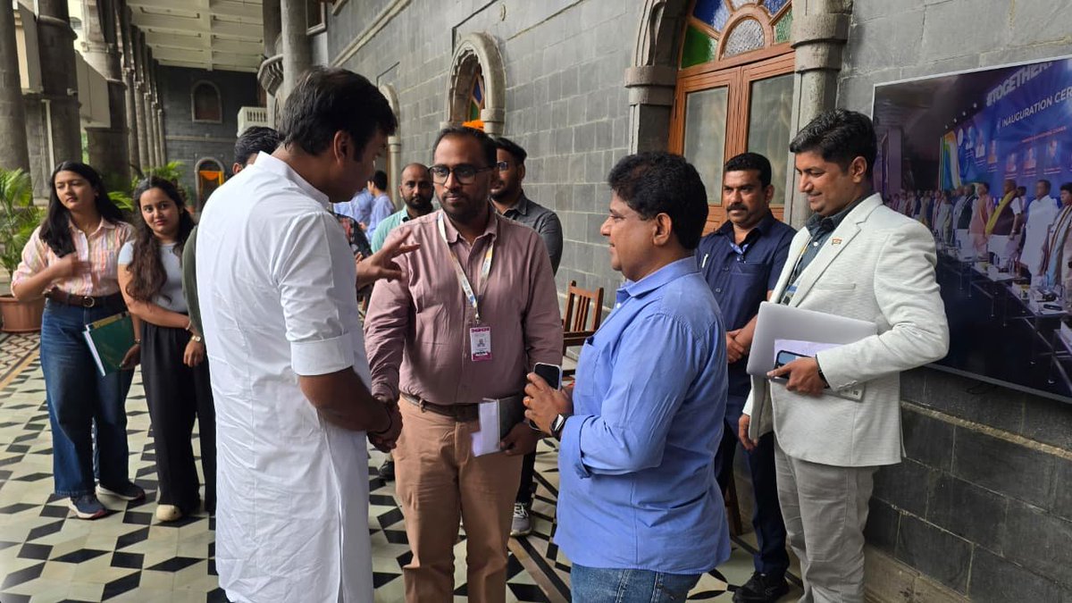 hemantogale's tweet photo. एम.आय.टी. काॅलेजमध्ये व्याख्यानाला उपस्थित राहिलो असता काॅलेजचे व्यवस्थापकीय विश्वस्त श्री. राहुल कराड जी यांची सदिच्छा झाली.

यावेळी विविध सामाजिक, राजकीय व आर्थिक विषयांवर अनौपचारिक चर्चा झाली.

@RahulVKarad https://t.co/yWIftTWxQT