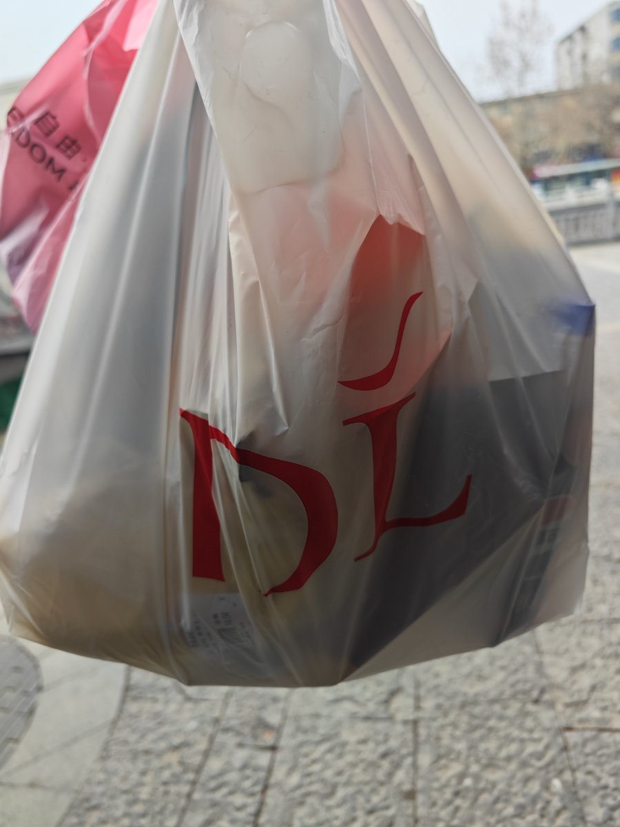 loc2dbrain's tweet photo. [A stranger held the door for me when my hands were full of groceries u0026 a sad book. Small kindness that made my whole day glow.]， https://t.co/W1Dk7bmOIf
