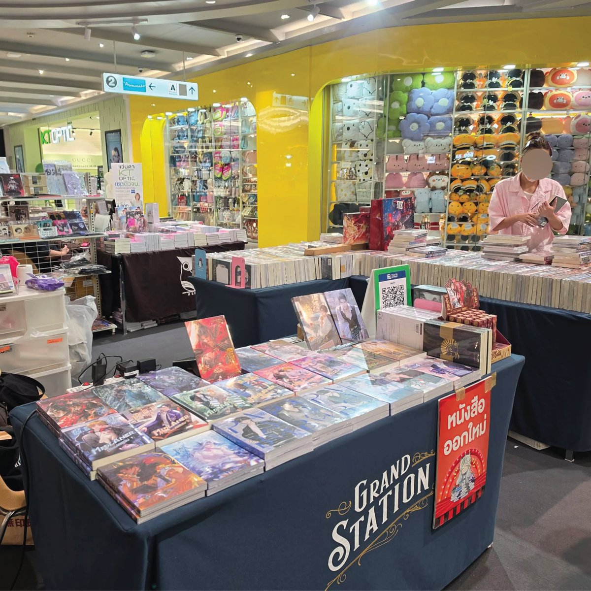 SENSE_BOOK's tweet photo. 📢 เสาร์ - อาทิตย์นี้ ถ้าใครยังไม่มีแพลน...
แวะมาช้อปหนังสือราคาพิเศษที่แฟชั่นฯ กันก่อนได้น้า 💕
นิยาย การ์ตูน ราคาเริ่มต้นเพียง 49.- เท่านั้น
บูธเซ้นส์บุ๊คจะตั้งอยู่ข้าง ๆ ร้าน Lemony เดินตรงมาเจอแน่นอน
.
ในส่วนของงานที่โกดัง ตอนนี้ก็ยังเปิดตามปกติ
ของที่นู่นจะมีให้เลือกเยอะกว่า สะดวกจุดไหน พุ่งตัวไปจุดนั้นได้เลย
ป.ล. พรุ่งนี้โกดังเปิดเป็นวันสุดท้ายแล้ว ใครเล็งเล่มไหนไว้ อย่าลืมรีบมาเจอกันนะ!
.
📝 อ่านรายละเอียดโปรโมชั่นเพิ่มเติม 👉 https://t.co/RTKhCJbWA1
📍 ช้อปออนไลน์ได้ที่ 👉 https://t.co/YwE9elZeVd
⚠️ ด้วยข้อจำกัดเรื่องพื้นที่ งานนี้เลยขนหนังสือมาได้แค่บางส่วนเท่านั้น สินค้าและจำนวนอาจจะไม่เยอะเท่าที่โกดัง ขออภัยในความไม่สะดวกด้วยนะคะ
⚠️ ข้อควรรู้ก่อนสั่งซื้อ :
โปรโมชั่นในครั้งนี้เป็นโปรโมชั่นลดล้างสต๊อกหนังสือตีคืนจากหน้าร้านเพื่อเคลียร์พื้นที่รองรับหนังสือล็อตใหม่ สินค้าจึงมีจำนวนจำกัด และสภาพไม่เหมาะสำหรับสายสะสม ทางสำนักพิมพ์ขอสงวนสิทธิ์ไม่รับเปลี่ยน เคลม หรือคืนหนังสือลดราคาพิเศษในทุกกรณี
—
📚 งานชวนกันมาอ่าน ครั้งที่ 6
📆 ตั้งแต่วันนี้ - 16 ส.ค. 69 เวลา 10.00 - 21.00 น.
📍 ณ ศูนย์การค้าแฟชั่นไอส์แลนด์ โซนแกรนด์สเตชั่น
บูธจะตั้งอยู่ตรงข้ามเวทีงาน ข้าง ๆ ร้าน Lemony
══════⋆☆⋆══════
สามารถติดตามพี่เซ้นส์ผ่านช่องทางต่าง ๆ ได้ที่
📌 Facebook 👉 https://t.co/Wvv21fCKj8
📌 IG 👉 https://t.co/dZaSVTfNcN
📌 TikTok 👉 https://t.co/kP3QlAeLgt
📌 X 👉 https://t.co/kAbq028qjS
📌 Bluesky 👉 https://t.co/mrJDuaRa5p
#sensebook #sense