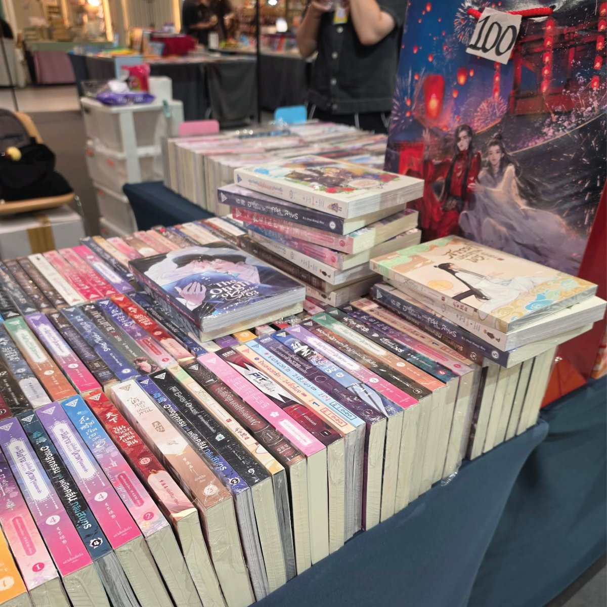 SENSE_BOOK's tweet photo. 📢 เสาร์ - อาทิตย์นี้ ถ้าใครยังไม่มีแพลน...
แวะมาช้อปหนังสือราคาพิเศษที่แฟชั่นฯ กันก่อนได้น้า 💕
นิยาย การ์ตูน ราคาเริ่มต้นเพียง 49.- เท่านั้น
บูธเซ้นส์บุ๊คจะตั้งอยู่ข้าง ๆ ร้าน Lemony เดินตรงมาเจอแน่นอน
.
ในส่วนของงานที่โกดัง ตอนนี้ก็ยังเปิดตามปกติ
ของที่นู่นจะมีให้เลือกเยอะกว่า สะดวกจุดไหน พุ่งตัวไปจุดนั้นได้เลย
ป.ล. พรุ่งนี้โกดังเปิดเป็นวันสุดท้ายแล้ว ใครเล็งเล่มไหนไว้ อย่าลืมรีบมาเจอกันนะ!
.
📝 อ่านรายละเอียดโปรโมชั่นเพิ่มเติม 👉 https://t.co/RTKhCJbWA1
📍 ช้อปออนไลน์ได้ที่ 👉 https://t.co/YwE9elZeVd
⚠️ ด้วยข้อจำกัดเรื่องพื้นที่ งานนี้เลยขนหนังสือมาได้แค่บางส่วนเท่านั้น สินค้าและจำนวนอาจจะไม่เยอะเท่าที่โกดัง ขออภัยในความไม่สะดวกด้วยนะคะ
⚠️ ข้อควรรู้ก่อนสั่งซื้อ :
โปรโมชั่นในครั้งนี้เป็นโปรโมชั่นลดล้างสต๊อกหนังสือตีคืนจากหน้าร้านเพื่อเคลียร์พื้นที่รองรับหนังสือล็อตใหม่ สินค้าจึงมีจำนวนจำกัด และสภาพไม่เหมาะสำหรับสายสะสม ทางสำนักพิมพ์ขอสงวนสิทธิ์ไม่รับเปลี่ยน เคลม หรือคืนหนังสือลดราคาพิเศษในทุกกรณี
—
📚 งานชวนกันมาอ่าน ครั้งที่ 6
📆 ตั้งแต่วันนี้ - 16 ส.ค. 69 เวลา 10.00 - 21.00 น.
📍 ณ ศูนย์การค้าแฟชั่นไอส์แลนด์ โซนแกรนด์สเตชั่น
บูธจะตั้งอยู่ตรงข้ามเวทีงาน ข้าง ๆ ร้าน Lemony
══════⋆☆⋆══════
สามารถติดตามพี่เซ้นส์ผ่านช่องทางต่าง ๆ ได้ที่
📌 Facebook 👉 https://t.co/Wvv21fCKj8
📌 IG 👉 https://t.co/dZaSVTfNcN
📌 TikTok 👉 https://t.co/kP3QlAeLgt
📌 X 👉 https://t.co/kAbq028qjS
📌 Bluesky 👉 https://t.co/mrJDuaRa5p
#sensebook #sense