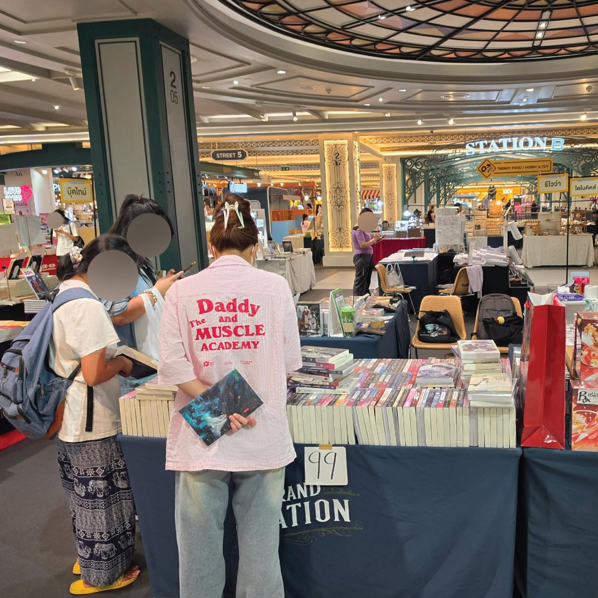 SENSE_BOOK's tweet photo. 📢 เสาร์ - อาทิตย์นี้ ถ้าใครยังไม่มีแพลน...
แวะมาช้อปหนังสือราคาพิเศษที่แฟชั่นฯ กันก่อนได้น้า 💕
นิยาย การ์ตูน ราคาเริ่มต้นเพียง 49.- เท่านั้น
บูธเซ้นส์บุ๊คจะตั้งอยู่ข้าง ๆ ร้าน Lemony เดินตรงมาเจอแน่นอน
.
ในส่วนของงานที่โกดัง ตอนนี้ก็ยังเปิดตามปกติ
ของที่นู่นจะมีให้เลือกเยอะกว่า สะดวกจุดไหน พุ่งตัวไปจุดนั้นได้เลย
ป.ล. พรุ่งนี้โกดังเปิดเป็นวันสุดท้ายแล้ว ใครเล็งเล่มไหนไว้ อย่าลืมรีบมาเจอกันนะ!
.
📝 อ่านรายละเอียดโปรโมชั่นเพิ่มเติม 👉 https://t.co/RTKhCJbWA1
📍 ช้อปออนไลน์ได้ที่ 👉 https://t.co/YwE9elZeVd
⚠️ ด้วยข้อจำกัดเรื่องพื้นที่ งานนี้เลยขนหนังสือมาได้แค่บางส่วนเท่านั้น สินค้าและจำนวนอาจจะไม่เยอะเท่าที่โกดัง ขออภัยในความไม่สะดวกด้วยนะคะ
⚠️ ข้อควรรู้ก่อนสั่งซื้อ :
โปรโมชั่นในครั้งนี้เป็นโปรโมชั่นลดล้างสต๊อกหนังสือตีคืนจากหน้าร้านเพื่อเคลียร์พื้นที่รองรับหนังสือล็อตใหม่ สินค้าจึงมีจำนวนจำกัด และสภาพไม่เหมาะสำหรับสายสะสม ทางสำนักพิมพ์ขอสงวนสิทธิ์ไม่รับเปลี่ยน เคลม หรือคืนหนังสือลดราคาพิเศษในทุกกรณี
—
📚 งานชวนกันมาอ่าน ครั้งที่ 6
📆 ตั้งแต่วันนี้ - 16 ส.ค. 69 เวลา 10.00 - 21.00 น.
📍 ณ ศูนย์การค้าแฟชั่นไอส์แลนด์ โซนแกรนด์สเตชั่น
บูธจะตั้งอยู่ตรงข้ามเวทีงาน ข้าง ๆ ร้าน Lemony
══════⋆☆⋆══════
สามารถติดตามพี่เซ้นส์ผ่านช่องทางต่าง ๆ ได้ที่
📌 Facebook 👉 https://t.co/Wvv21fCKj8
📌 IG 👉 https://t.co/dZaSVTfNcN
📌 TikTok 👉 https://t.co/kP3QlAeLgt
📌 X 👉 https://t.co/kAbq028qjS
📌 Bluesky 👉 https://t.co/mrJDuaRa5p
#sensebook #sense