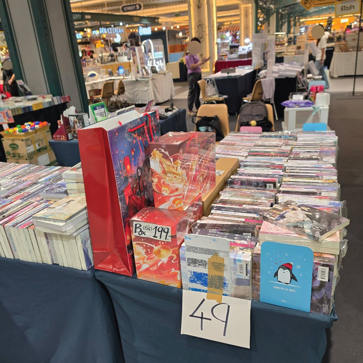 SENSE_BOOK's tweet photo. 📢 เสาร์ - อาทิตย์นี้ ถ้าใครยังไม่มีแพลน...
แวะมาช้อปหนังสือราคาพิเศษที่แฟชั่นฯ กันก่อนได้น้า 💕
นิยาย การ์ตูน ราคาเริ่มต้นเพียง 49.- เท่านั้น
บูธเซ้นส์บุ๊คจะตั้งอยู่ข้าง ๆ ร้าน Lemony เดินตรงมาเจอแน่นอน
.
ในส่วนของงานที่โกดัง ตอนนี้ก็ยังเปิดตามปกติ
ของที่นู่นจะมีให้เลือกเยอะกว่า สะดวกจุดไหน พุ่งตัวไปจุดนั้นได้เลย
ป.ล. พรุ่งนี้โกดังเปิดเป็นวันสุดท้ายแล้ว ใครเล็งเล่มไหนไว้ อย่าลืมรีบมาเจอกันนะ!
.
📝 อ่านรายละเอียดโปรโมชั่นเพิ่มเติม 👉 https://t.co/RTKhCJbWA1
📍 ช้อปออนไลน์ได้ที่ 👉 https://t.co/YwE9elZeVd
⚠️ ด้วยข้อจำกัดเรื่องพื้นที่ งานนี้เลยขนหนังสือมาได้แค่บางส่วนเท่านั้น สินค้าและจำนวนอาจจะไม่เยอะเท่าที่โกดัง ขออภัยในความไม่สะดวกด้วยนะคะ
⚠️ ข้อควรรู้ก่อนสั่งซื้อ :
โปรโมชั่นในครั้งนี้เป็นโปรโมชั่นลดล้างสต๊อกหนังสือตีคืนจากหน้าร้านเพื่อเคลียร์พื้นที่รองรับหนังสือล็อตใหม่ สินค้าจึงมีจำนวนจำกัด และสภาพไม่เหมาะสำหรับสายสะสม ทางสำนักพิมพ์ขอสงวนสิทธิ์ไม่รับเปลี่ยน เคลม หรือคืนหนังสือลดราคาพิเศษในทุกกรณี
—
📚 งานชวนกันมาอ่าน ครั้งที่ 6
📆 ตั้งแต่วันนี้ - 16 ส.ค. 69 เวลา 10.00 - 21.00 น.
📍 ณ ศูนย์การค้าแฟชั่นไอส์แลนด์ โซนแกรนด์สเตชั่น
บูธจะตั้งอยู่ตรงข้ามเวทีงาน ข้าง ๆ ร้าน Lemony
══════⋆☆⋆══════
สามารถติดตามพี่เซ้นส์ผ่านช่องทางต่าง ๆ ได้ที่
📌 Facebook 👉 https://t.co/Wvv21fCKj8
📌 IG 👉 https://t.co/dZaSVTfNcN
📌 TikTok 👉 https://t.co/kP3QlAeLgt
📌 X 👉 https://t.co/kAbq028qjS
📌 Bluesky 👉 https://t.co/mrJDuaRa5p
#sensebook #sense