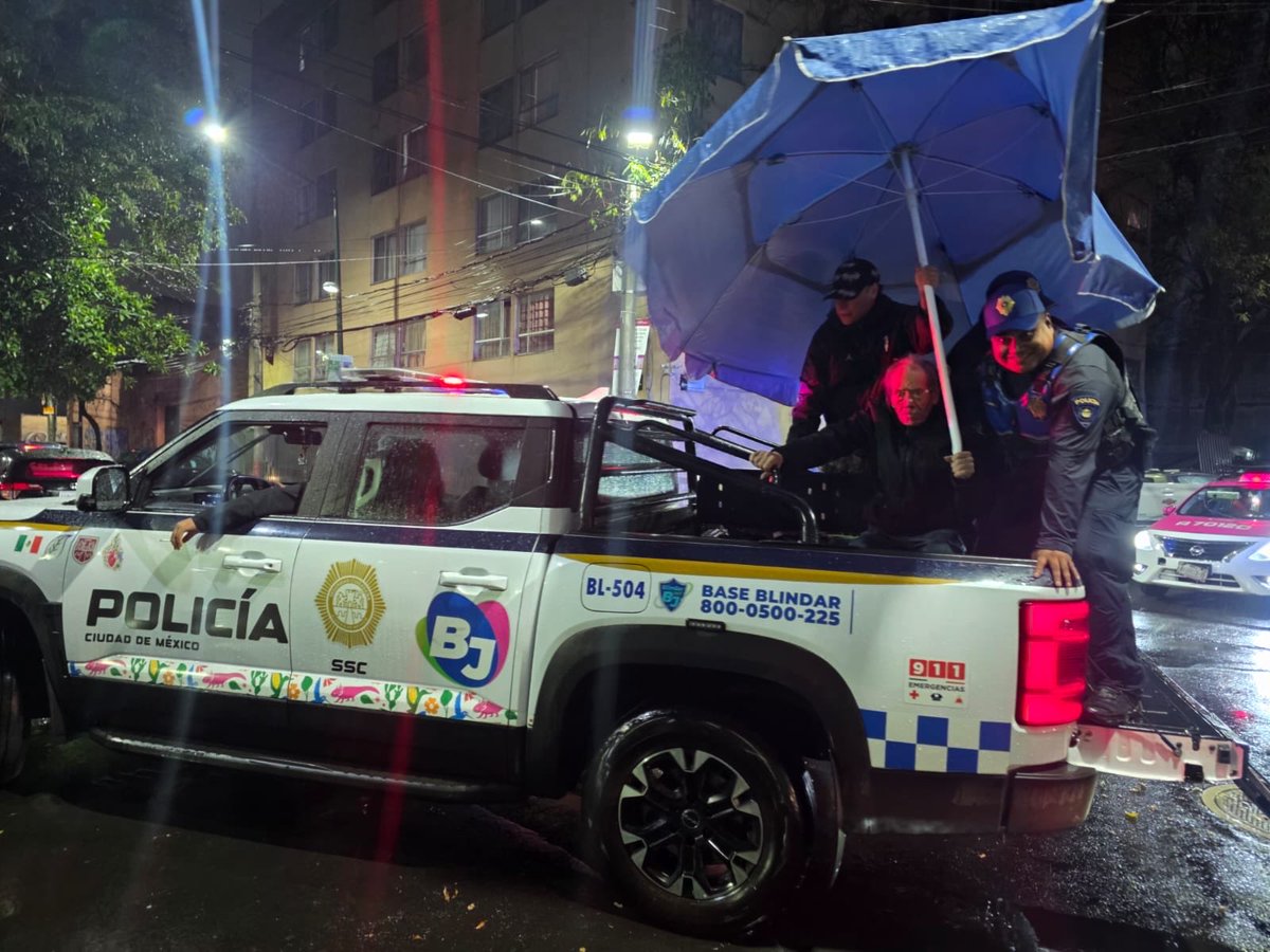 BlindarBJ's tweet photo. 🌧️🚔 En la lluvia, estamos contigo.
Elementos de #BlindarBJ360 apoyaron a vecinas y vecinos durante la lluvia, ayudándoles a llegar a sus hogares y trasladarse de manera segura.
Porque nuestro compromiso también es estar presentes cuando más se necesita. https://t.co/Ji6eEylBjP
