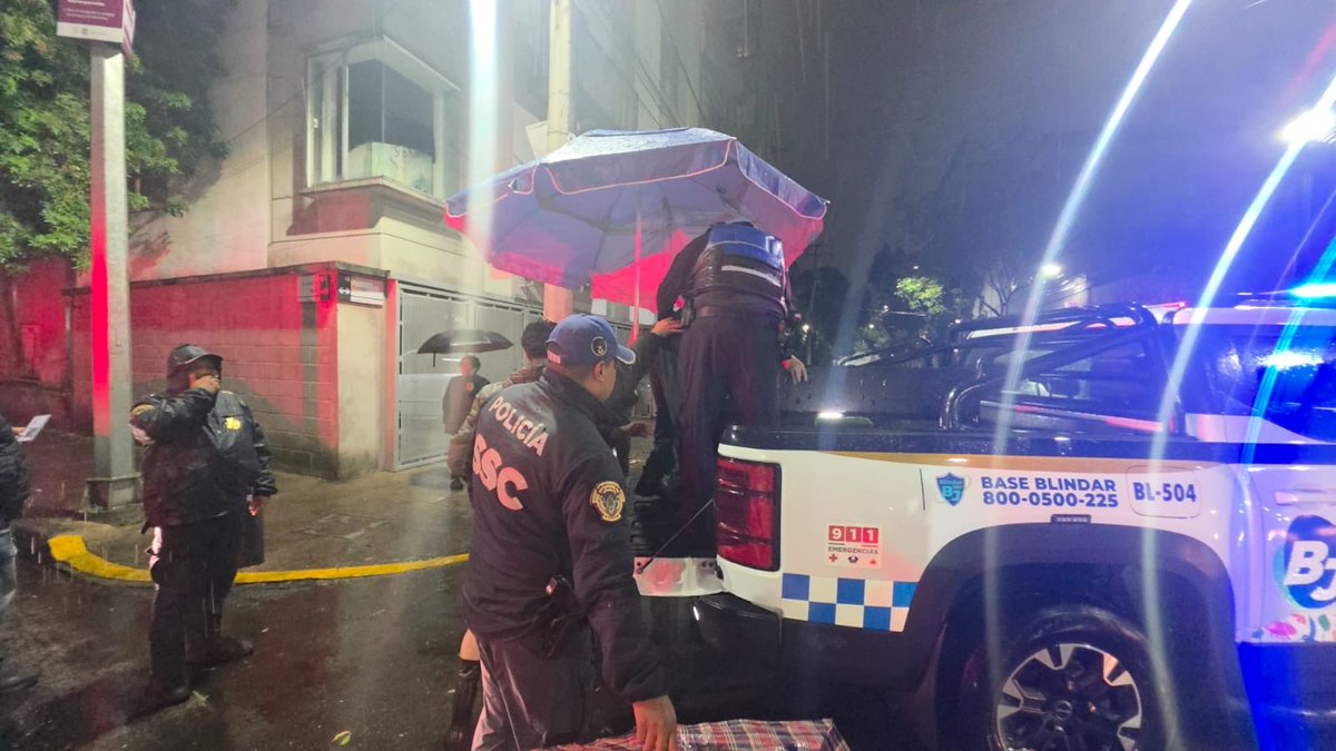 BlindarBJ's tweet photo. 🌧️🚔 En la lluvia, estamos contigo.
Elementos de #BlindarBJ360 apoyaron a vecinas y vecinos durante la lluvia, ayudándoles a llegar a sus hogares y trasladarse de manera segura.
Porque nuestro compromiso también es estar presentes cuando más se necesita. https://t.co/Ji6eEylBjP