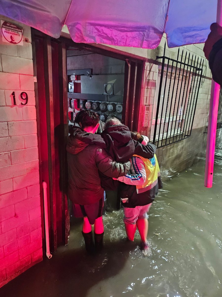 BlindarBJ's tweet photo. 🌧️🚔 En la lluvia, estamos contigo.
Elementos de #BlindarBJ360 apoyaron a vecinas y vecinos durante la lluvia, ayudándoles a llegar a sus hogares y trasladarse de manera segura.
Porque nuestro compromiso también es estar presentes cuando más se necesita. https://t.co/Ji6eEylBjP