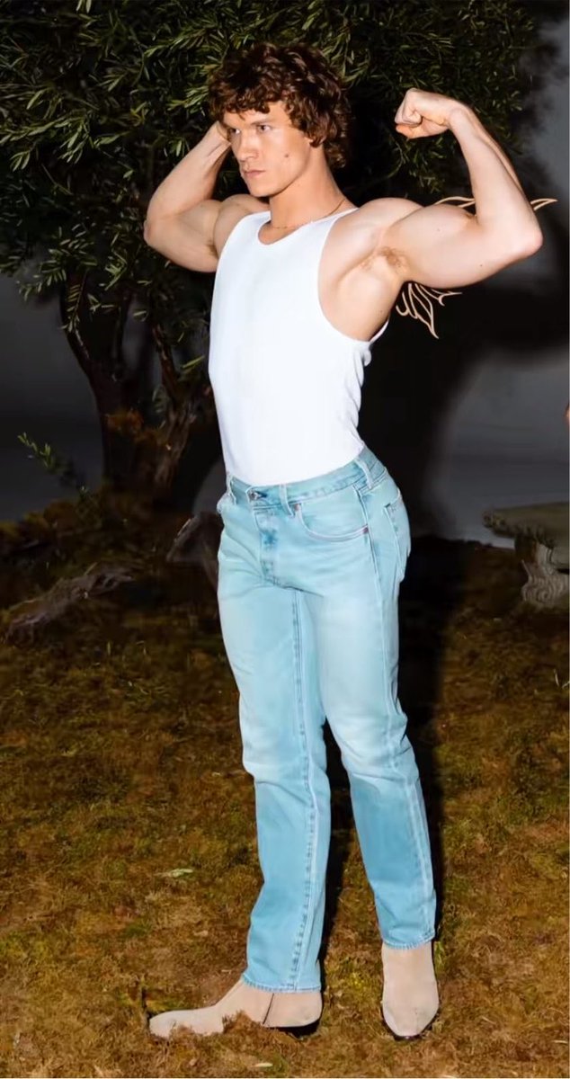 loverrytay's tweet photo. insane body proportions https://t.co/ymtAv8XhAL