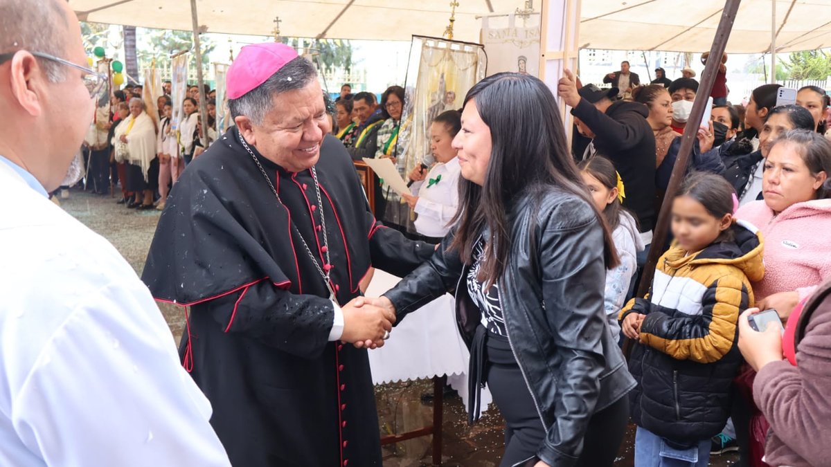 ALauraSB's tweet photo. 🟡Acompañamos la visita pastoral de Monseñor Gonzalo Alonso Calzada Guerrero y reconocemos el valor de su presencia en la cabecera municipal, Los Benítez y Cerro Temaxcalapa, llevando un mensaje de esperanza y paz.

#AnaLauraSánchezBenítez
#UnidadLuchayProgreso
#CañadaMorelos https://t.co/rdqlA5m5sw