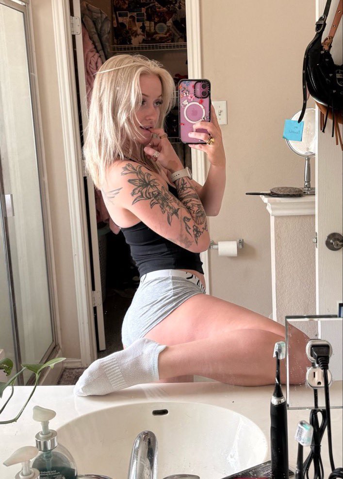 Catfishbrasq's tweet photo. I want to do a findom therapy session with someone. Who has been struggling with their addiction lately? 💕

| Findom | catfish | scam | blackmail | sph | 2dfd | paypig | chastity | bops | https://t.co/ldE3sJkPOf