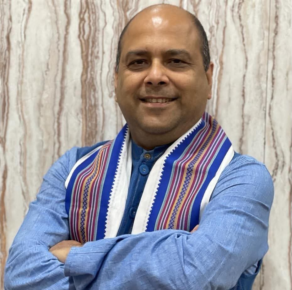 ShivaDeb6's tweet photo. আমাদের শিলচর কুমারপাড়ায় ঘটে যাওয়া মর্মান্তিক দুর্ঘটনায় আমরা হারিয়েছি প্রিয় নন্দন পাল, দেবাশীষ পাল, সুদীপ পাল ও নিলয় পালকে। এই অপূরণীয় ক্ষতি কোনো কিছু দিয়েই পূরণ করা সম্ভব নয়। তবে এই কঠিন ও শোকাকুল সময়ে শোকসন্তপ্ত পরিবারগুলোর পাশে অত্যন্ত মানবিকতার সাথে এসে দাঁড়িয়েছেন আমাদের প্রিয় জননেতা মাননীয় বিধায়ক @drrajdeeproy মহাশয়।

উনার আন্তরিক উদ্যোগ, নিরলস প্রচেষ্টা এবং সক্রিয় মানবিক পদক্ষেপের ফলেই আসাম সরকারের পক্ষ থেকে প্রতিটি পরিবারকে ৩ লক্ষ টাকা করে আর্থিক সহায়তা প্রদান করা সম্ভব হয়েছে।

দ্রুত সিদ্ধান্ত গ্রহণ ও মুখ্যমন্ত্রী ত্রাণ তহবিল থেকে এই সহায়তা মঞ্জুর করার জন্য সর্বকালের সর্বশ্রেষ্ঠ মুখ্যমন্ত্রী " জনপ্রিয় মামা ' মাননীয় মুখ্যমন্ত্রী @himantabiswa মহোদয়কে গভীর কৃতজ্ঞতা জানাই । এবং পরিবারগুলোর পাশে শক্ত হয়ে দাঁড়ানোর জন্য ডঃ রাজদীপ রায় মহাশয়কে জানাই আন্তরিক ধন্যবাদ |

পরমেশ্বর বিদেহী আত্মাদের চিরশান্তি প্রদান করুন এবং পরিবারগুলোকে এই শোক সহ্য করার শক্তি দিন।

🕉️ ওঁ শান্তি

#nitinnabin 
#Blsanthosh

#HimantaBiswaSarma | @CMOfficeAssam
#DilipSaikia | @BJP4Assam