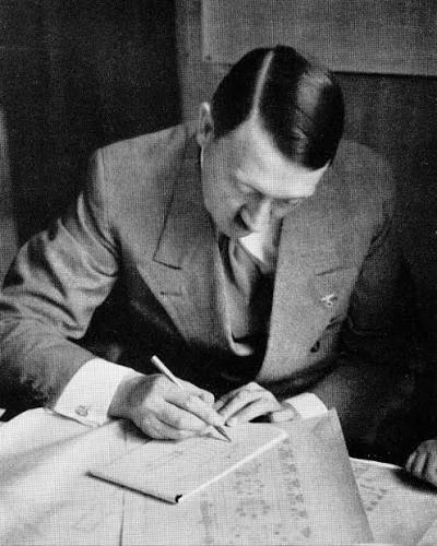 mosuyanagi's tweet photo. "hey mr hitler, what are you writing there?"

"Ah, my new Halo 2 enemy. I think I will call it... The Drone." https://t.co/oljUDSBuxH