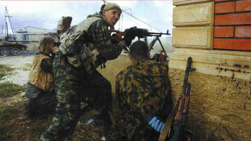 Wooper62117958's tweet photo. A Russian T-62 of the 93rd MVD Regiment during the battle of Karamahhi. Second Chechen War. 1999. https://t.co/1TC62d5vRX