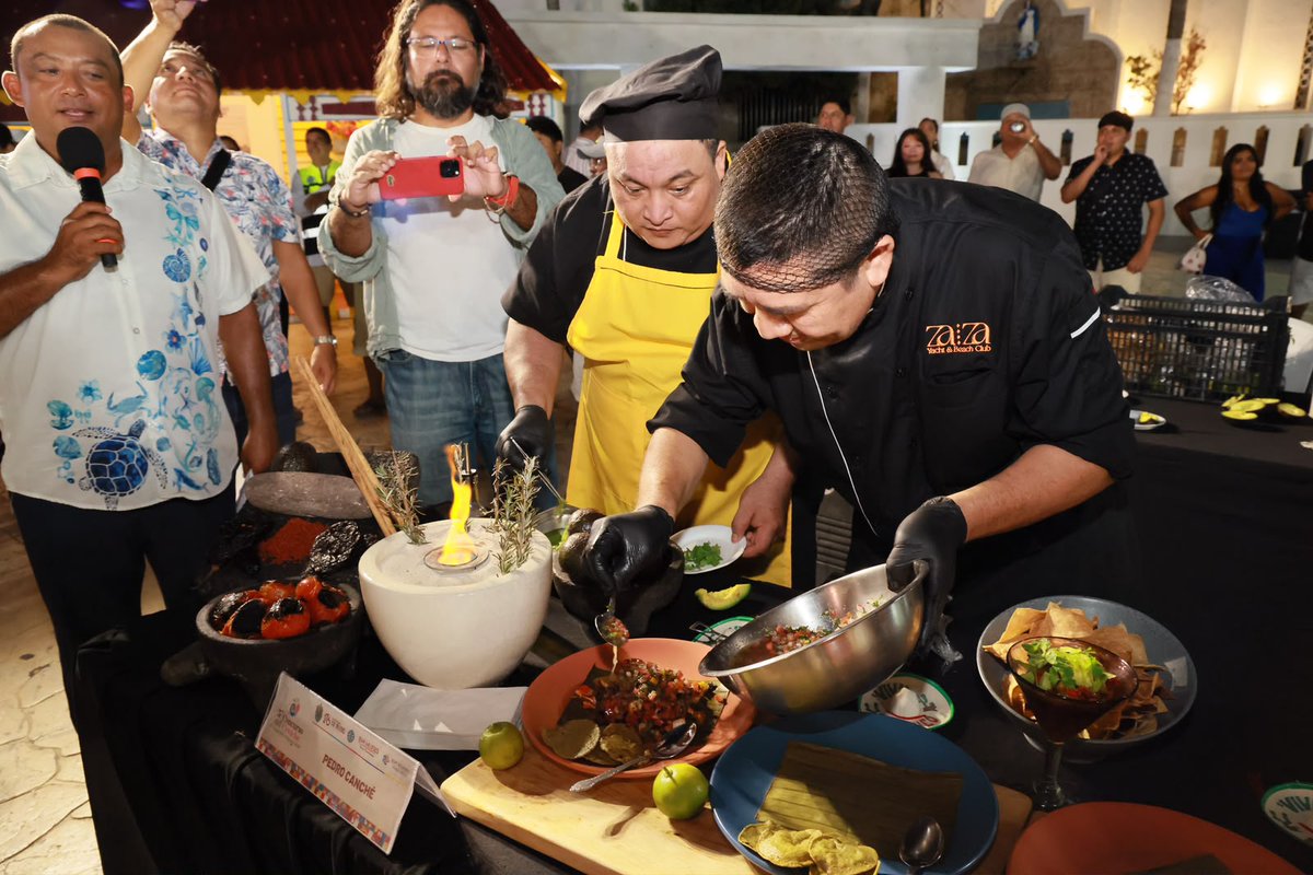 5toPoderDiario's tweet photo. #5topoder #noticias #islamujeres
CEVICHE ISLEÑO 2026 REÚNE TALENTO Y TRADICIÓN EN ISLA MUJERES
Isla Mujeres, Quintana Roo, 7 de agosto de 2026.– En el marco de las celebraciones por el 176 Aniversario de la Fundación de Isla Mujeres, el Gobierno Municipal, encabezado por la Presidenta Atenea Gómez Ricalde, realizó con éxito el tradicional Concurso del Ceviche Isleño “El Cangrejito Playero 2026”, evento que destacó por su ambiente festivo, la participación ciudadana y la riqueza culinaria que distingue al municipio.
La competencia reunió a cocineras y cocineros que demostraron su creatividad y dominio de los sabores locales, presentando propuestas elaboradas con ingredientes característicos de la región. Cada platillo reflejó la identidad gastronómica de Isla Mujeres, fortaleciendo el orgullo comunitario y promoviendo la preservación de las tradiciones culinarias que han dado prestigio al destino.
El jurado reconoció el talento de las y los participantes, otorgando el primer lugar a Pablo Enrique Castillo, quien recibió un premio de 10 mil pesos. El segundo lugar fue para Diego Martín Rosado, con 7 mil 500 pesos; mientras que el tercer sitio lo obtuvo Pedro Canche, acreedor de 5 mil pesos. En cuarto lugar quedó Daniel Ruiz, con un premio de 3 mil 500 pesos, y en quinto lugar Jacob Levi Quintero, quien recibió 2 mil pesos.
El Gobierno Municipal destacó que este tipo de actividades fortalecen la convivencia familiar, impulsan el talento local y consolidan espacios donde la cultura, los sabores y la participación ciudadana se integran en las festividades del municipio. Con acciones como esta, Isla Mujeres reafirma su compromiso de preservar sus tradiciones y promover el valor de su gastronomía como parte esencial de su identidad.
Fuente: 5to Poder Agencia de Noticias