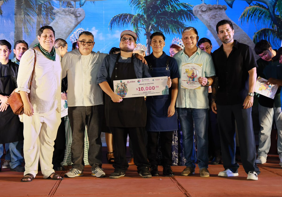 5toPoderDiario's tweet photo. #5topoder #noticias #islamujeres
CEVICHE ISLEÑO 2026 REÚNE TALENTO Y TRADICIÓN EN ISLA MUJERES
Isla Mujeres, Quintana Roo, 7 de agosto de 2026.– En el marco de las celebraciones por el 176 Aniversario de la Fundación de Isla Mujeres, el Gobierno Municipal, encabezado por la Presidenta Atenea Gómez Ricalde, realizó con éxito el tradicional Concurso del Ceviche Isleño “El Cangrejito Playero 2026”, evento que destacó por su ambiente festivo, la participación ciudadana y la riqueza culinaria que distingue al municipio.
La competencia reunió a cocineras y cocineros que demostraron su creatividad y dominio de los sabores locales, presentando propuestas elaboradas con ingredientes característicos de la región. Cada platillo reflejó la identidad gastronómica de Isla Mujeres, fortaleciendo el orgullo comunitario y promoviendo la preservación de las tradiciones culinarias que han dado prestigio al destino.
El jurado reconoció el talento de las y los participantes, otorgando el primer lugar a Pablo Enrique Castillo, quien recibió un premio de 10 mil pesos. El segundo lugar fue para Diego Martín Rosado, con 7 mil 500 pesos; mientras que el tercer sitio lo obtuvo Pedro Canche, acreedor de 5 mil pesos. En cuarto lugar quedó Daniel Ruiz, con un premio de 3 mil 500 pesos, y en quinto lugar Jacob Levi Quintero, quien recibió 2 mil pesos.
El Gobierno Municipal destacó que este tipo de actividades fortalecen la convivencia familiar, impulsan el talento local y consolidan espacios donde la cultura, los sabores y la participación ciudadana se integran en las festividades del municipio. Con acciones como esta, Isla Mujeres reafirma su compromiso de preservar sus tradiciones y promover el valor de su gastronomía como parte esencial de su identidad.
Fuente: 5to Poder Agencia de Noticias