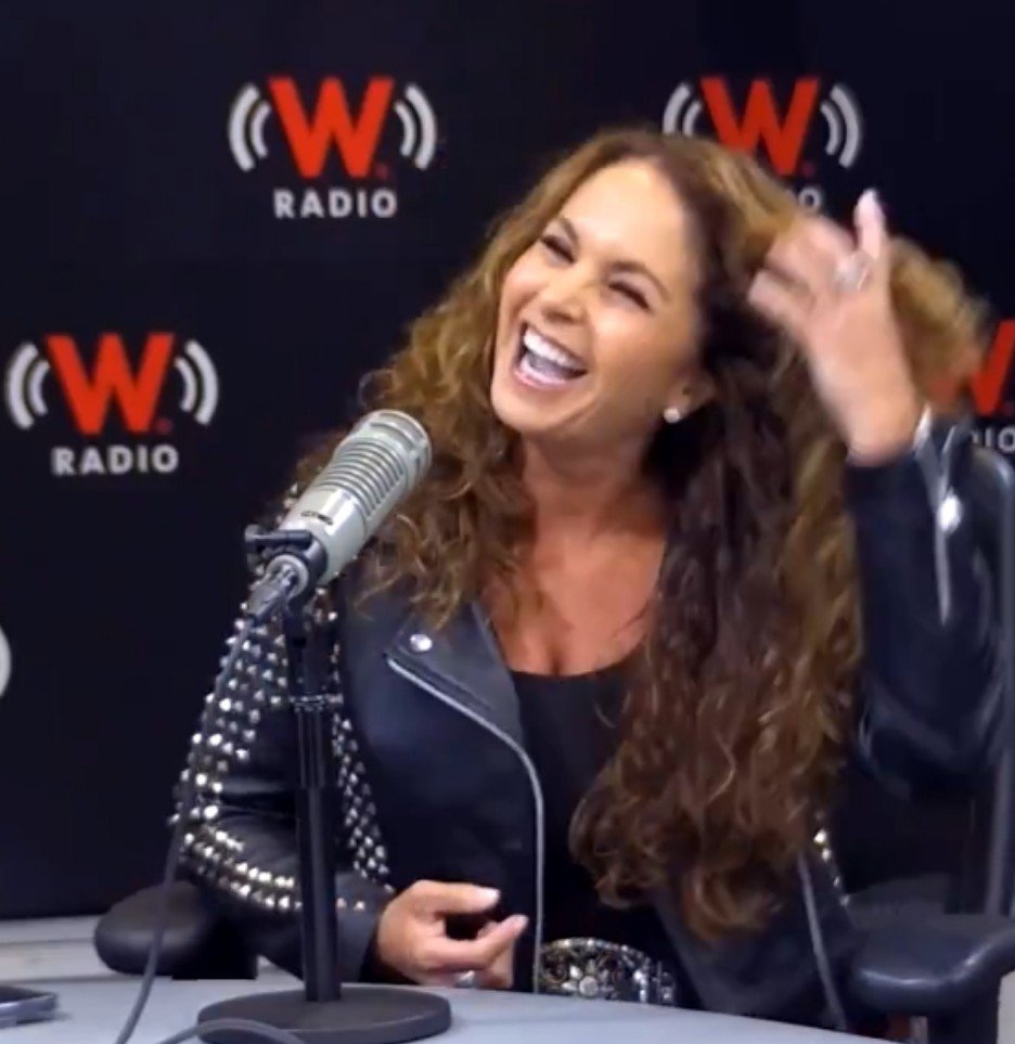 Lucerolandiaa's tweet photo. El pelazo!! Su hermosa Sonrisa 😍 Que linda eres Lucerito ❤️ https://t.co/lRey88DHD9