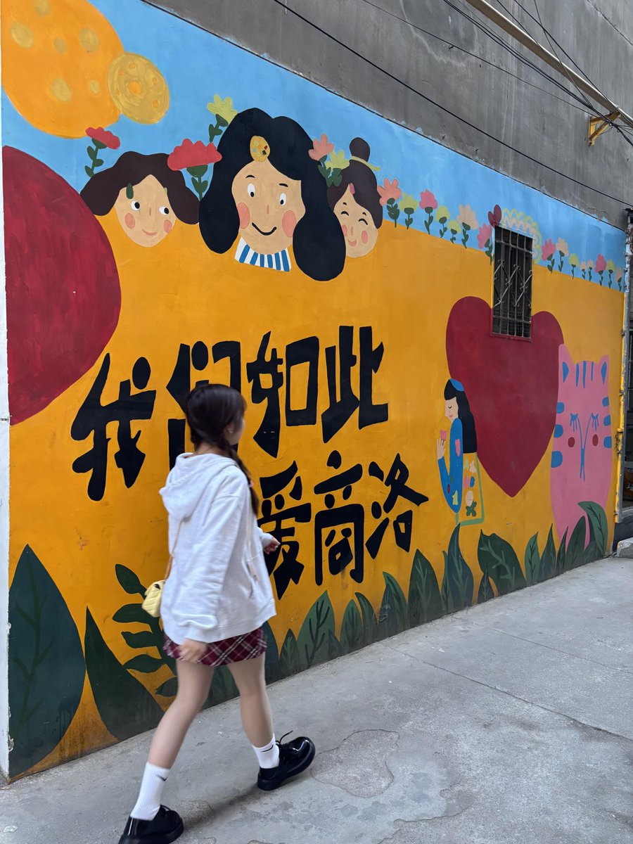 iTz_Derpy's tweet photo. Sunny afternoon city walk, caught this random cozy corner with street art and a coffee cup—love those unplanned little moments https://t.co/sgfUYp2Ijx