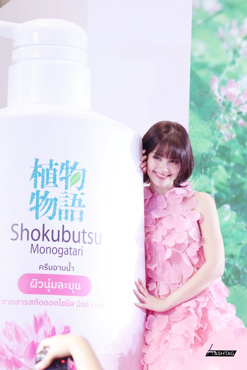 THEHASHTAG_TH's tweet photo. "ญาญ่า อุรัสยา" ในงาน Shokubutsu Bloom Around ปลุกผิวสดชื่น อบอวลด้วยธรรมชาติรอบตัวคุณ 

#urassayas #ญาญ่าอุรัสยา
#ShokubutsuBloomAround 
#ShokubutsuMonogatari 
#ครีมอาบน้ำโชกุบุสซึโฉมใหม่ https://t.co/OncD7ZjGpp