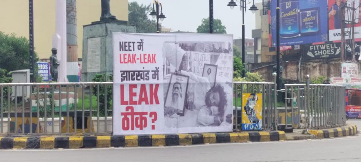 ArvindSinghUp's tweet photo. . @RahulGandhi आज पेपर लीक पर माहौल बनाने प्रयागराज पहुँच रहे हैं…

पूरे देश से लोगों को फ्लाइट, ट्रेन और बसों से बुलाया गया है…

उसके पहले ही पूरा प्रयागराज बैनर पोस्टर से पटा पड़ा है. https://t.co/OEIRVucR2j