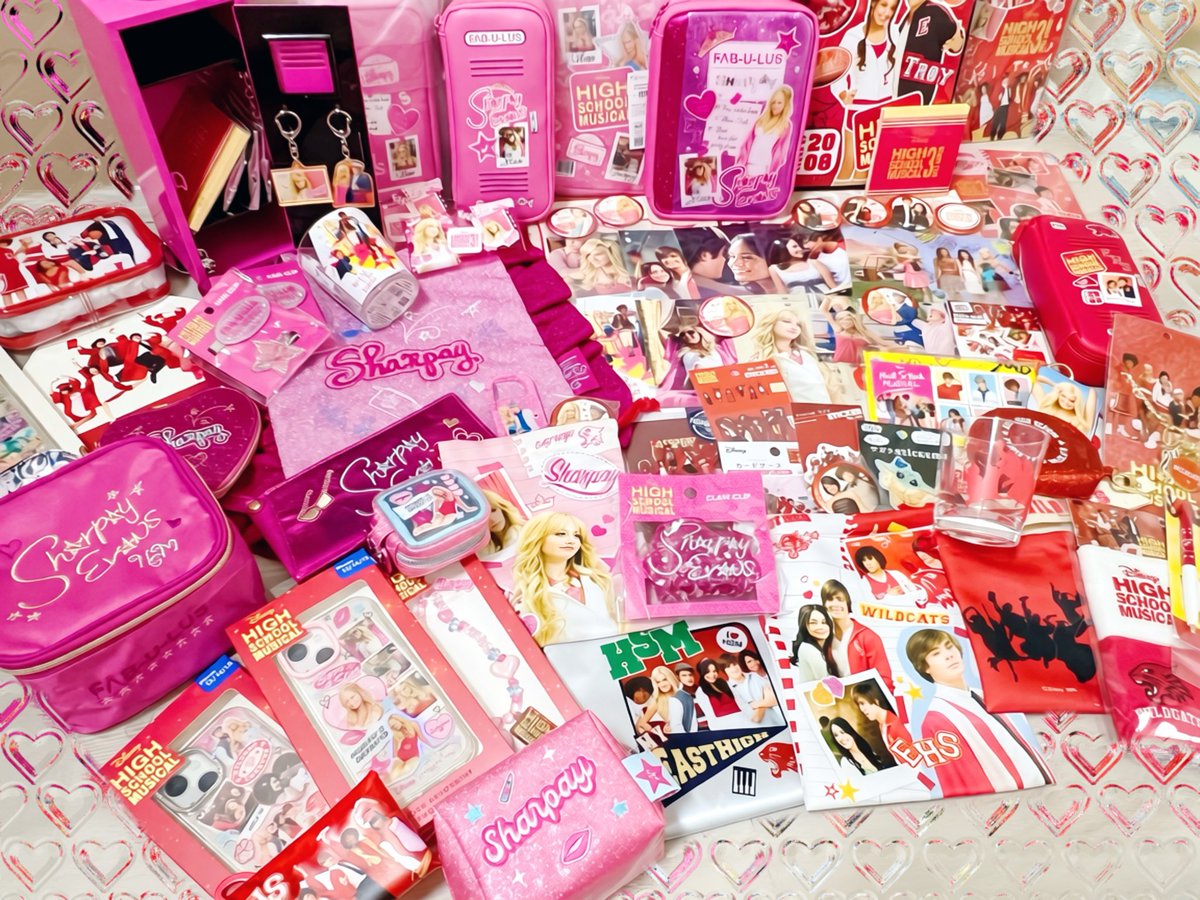 7R_ReiN's tweet photo. ハイスクールミュージカルグッズお迎えしまくったぞ〜‼️♡

1部グッズはマミーにお使い頼んだんだけど、ピンクのロッカーはサプライズで買ってきてくれた！😭
いつか等身大の完全再現シャーペイロッカーを部屋に置きたいな〜

20周年イベントもめっちゃ楽しみ😭💃🕺 https://t.co/S3IidXroQx