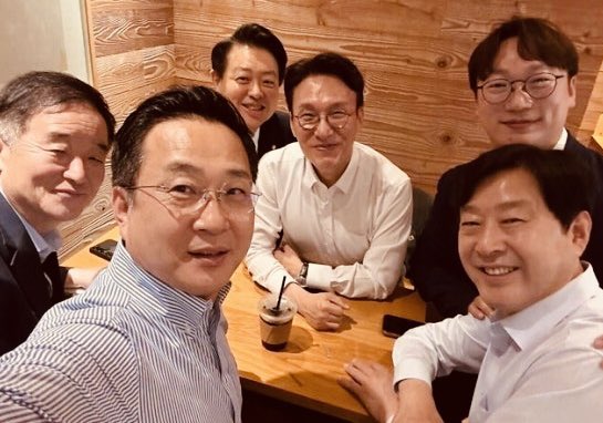 eunice_tokyo's tweet photo. 지금 민주당이 왜 심각하냐면 거의 대부분 거론되는 사람은 이재명의 사적인연 또는 사건변호사. 이재명 이름팔며 안하무인. 정치경험 사회경험 다양성 없고 당원들의 정서 공감능력 없음. 한번 의원질 해보니까 달콤해서 다음 목표는 오직 "내 공천". 공천만 주면 민석이 똥도 먹을 기세. https://t.co/inDuOCcbYb