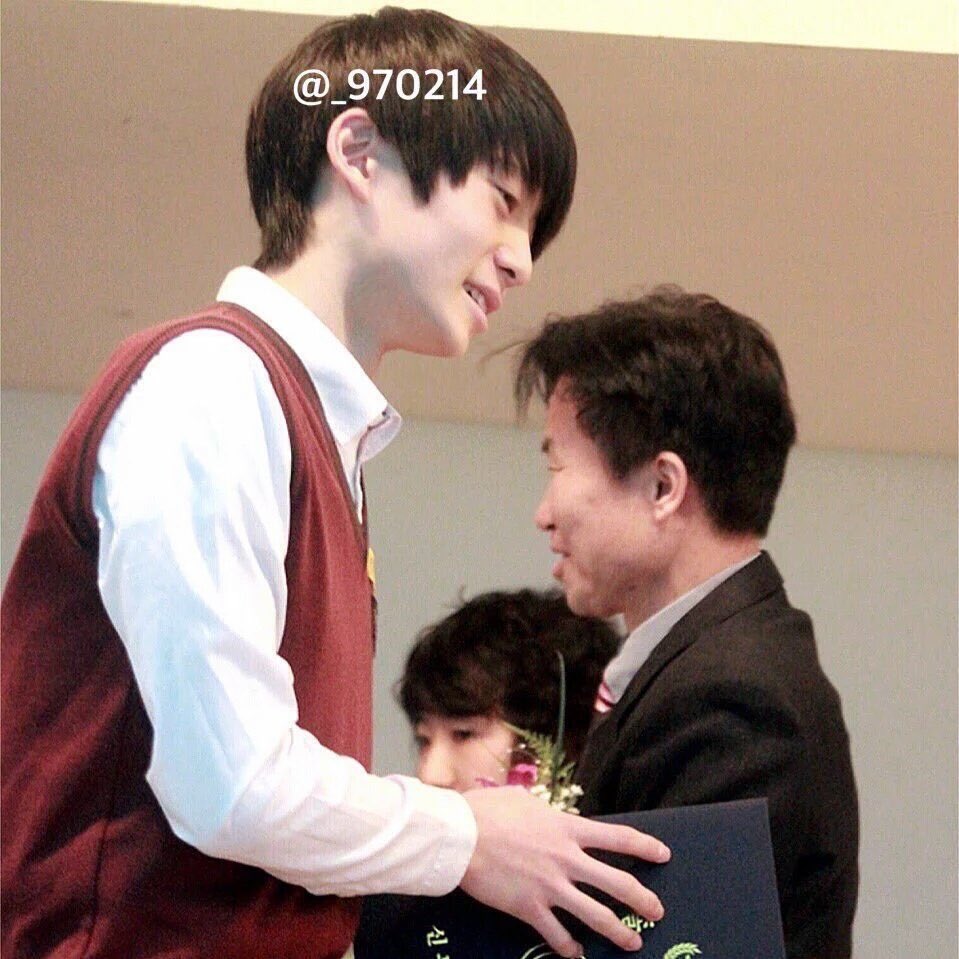 mykittyyuno's tweet photo. 신동중 교지편집부 학생회장단 정재현 선배님,, https://t.co/8ueqZ0rnwL