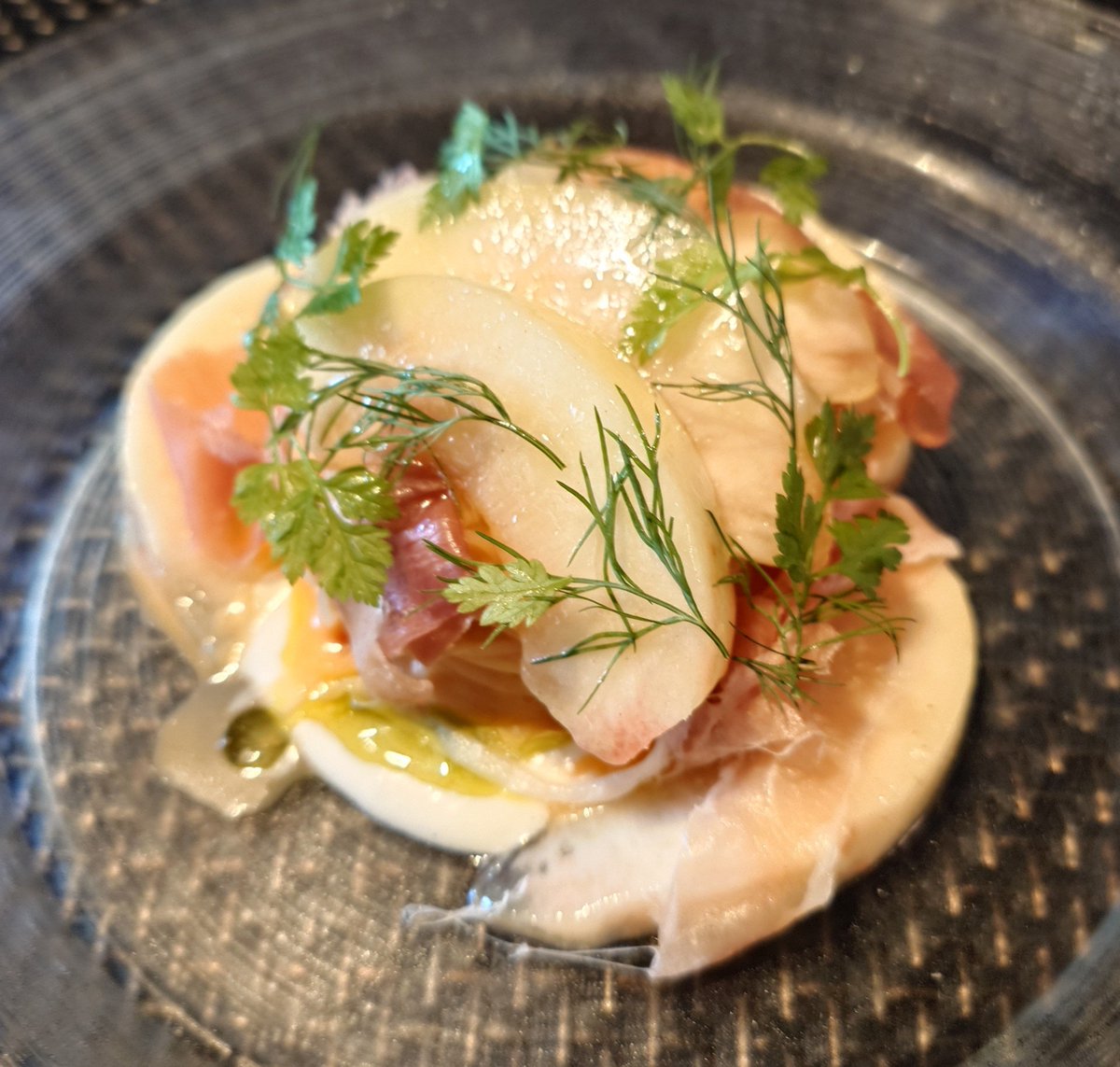 Schuber01's tweet photo. 今日はこっちの方がメインっぽい？白桃の冷製カッペリーニの、前菜さん。 https://t.co/am4Vnsb12y