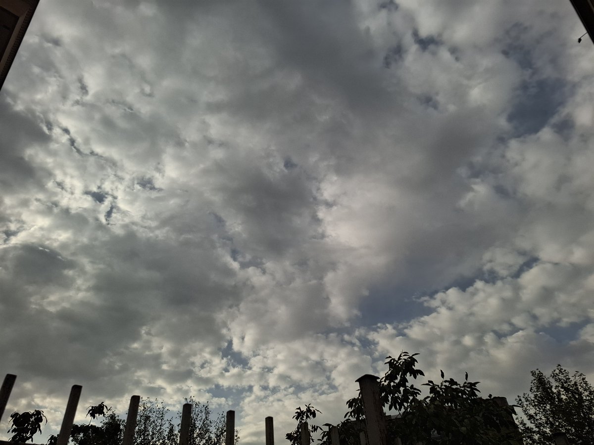 ata_bahrami's tweet photo. میانه مرداد(1405) تهران و انبوهی از ابرهای سفید و خاکستری! برای شهری که تا قبل از جنگ رمضان در زمستان هم ابر نداشت!
با انهدام تجهیزات اخلال اقلیمی سنتکام، پاییز و زمستان بسیار سرد و پربارشی خواهیم داشت، آماده باشید. 
برجسته سازی النینو و سوپرالنینو عملیات فریب جدید رسانه‌ای برای فرار از رسوایی ایجاد خشکسالی عمدی توسط آمریکا در هلال شیعی است.