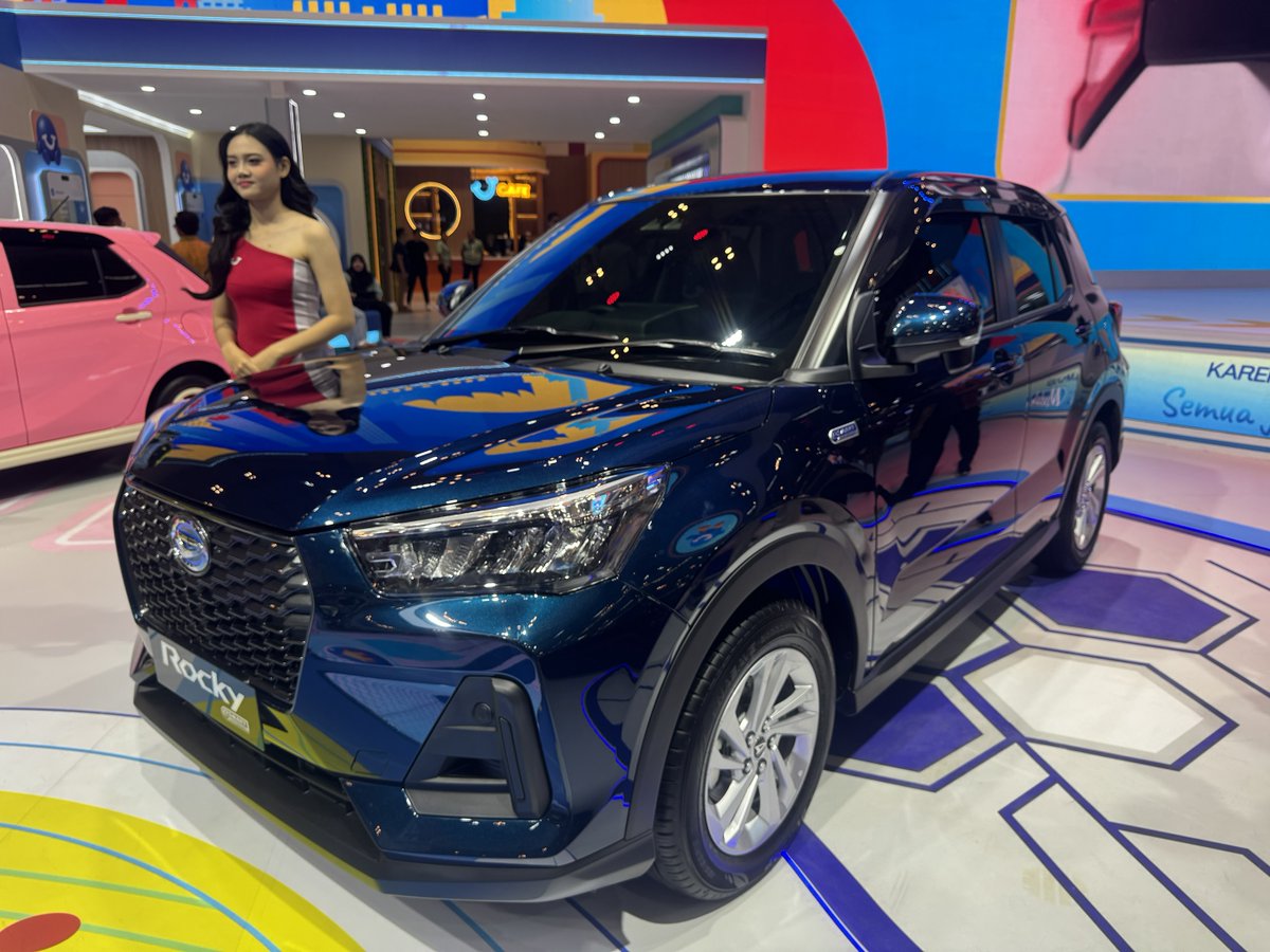 sharfinaaa's tweet photo. Guys, pernah punya keinginan beli mobil SUV hybrid tapi overthinking duluan soal perawatan yang susah dan males buat charging? Kata aku sih wajib banget kenalan dulu sama Daihatsu Rocky Hybrid. Kenapa begitu? #SemuaJadiMudah #DaihatsuRockyHybrid #DaihatsuSahabatku @DaihatsuInd https://t.co/rXLhELfX3s