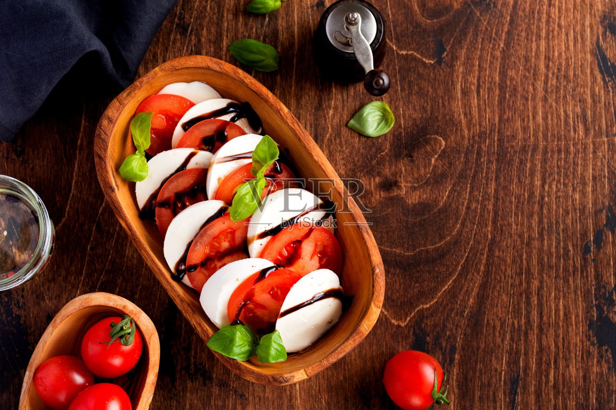 moon7silver's tweet photo. [Fresh basil, ripe tomatoes and creamy mozzarella—just what you need for a quick Caprese salad this weekend! Grab these basics at your local farmers’ market before they sell out!]， https://t.co/vD4PsQjfze