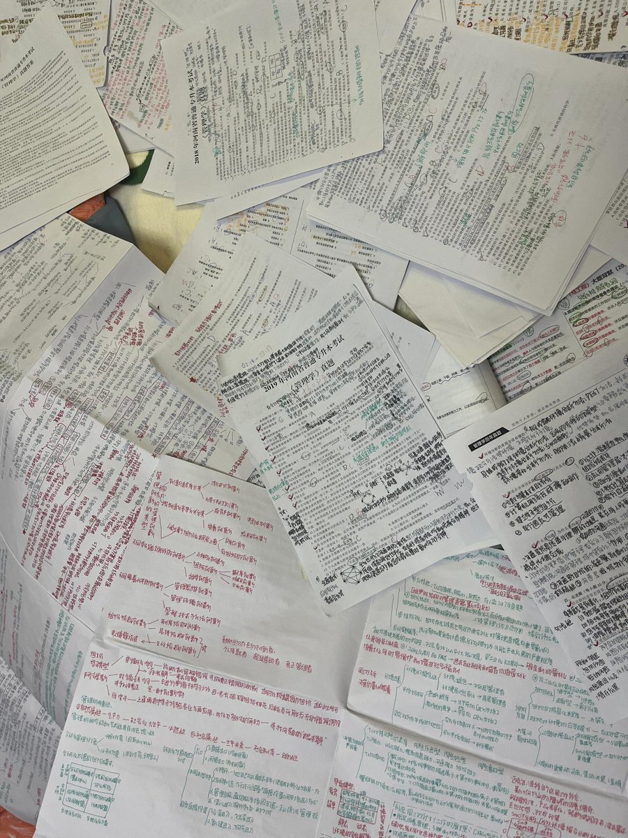 Michasiaxdd's tweet photo. [Finally submitted my graduation thesis after 8 months of revisions—feeling so relieved!]， https://t.co/92g04a04fH