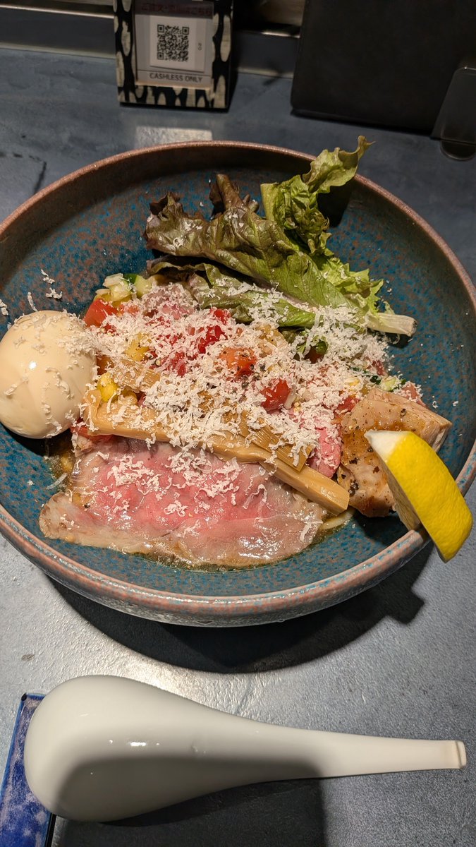 kayo_080's tweet photo. 限定「和牛サルサ煮干しの冷製まぜそば」めちゃくちゃめちゃくちゃ美味しかった❗大盛りにすればよかった。５杯くらい食べたかった❗苦手な「煮干し」だけど、初めて美味しいと思った。最初に大西作品に魅了されたのが「老油鯛白湯麺」だったから「オイル&amp;乳化」は看過できず👍❤️❤️❤️#うずとかみなり https://t.co/dpX5ahhI1w