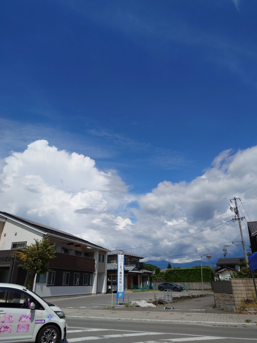 RAI5501on's tweet photo. 来る途中諏訪で一時的に雷雨に遭遇したけど何とか天気ここまで持ってる。

周りは積乱雲モクモク。 https://t.co/hjoaxweeJD