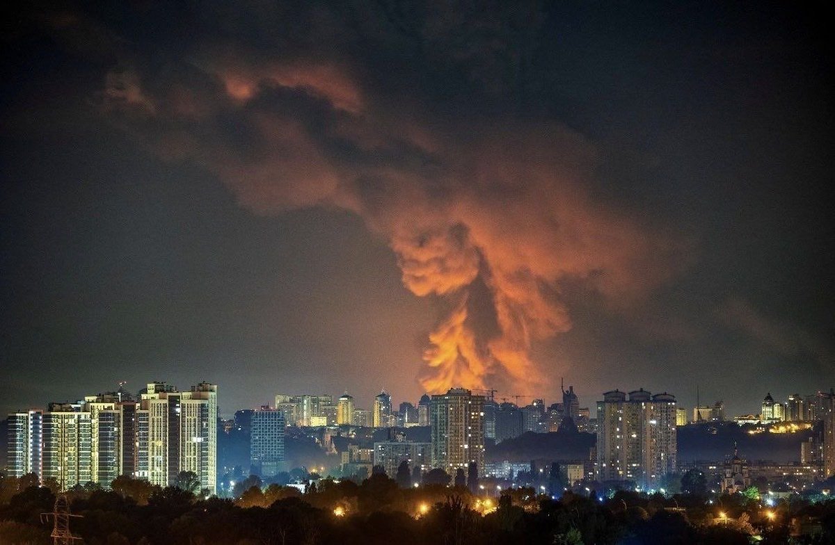 GabeZZOZZ's tweet photo. Russia struck Kiev last night with seven ballistic missiles. Residents have reported problems with water and electricity after the explosions. Ukraine is in big trouble! https://t.co/nZI3Hs08O4