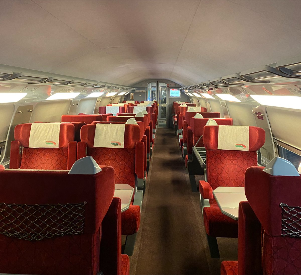 heliosclitorius's tweet photo. got the whole train to myself and yet 3tawni a79ar blasa https://t.co/pKPojdJjuv