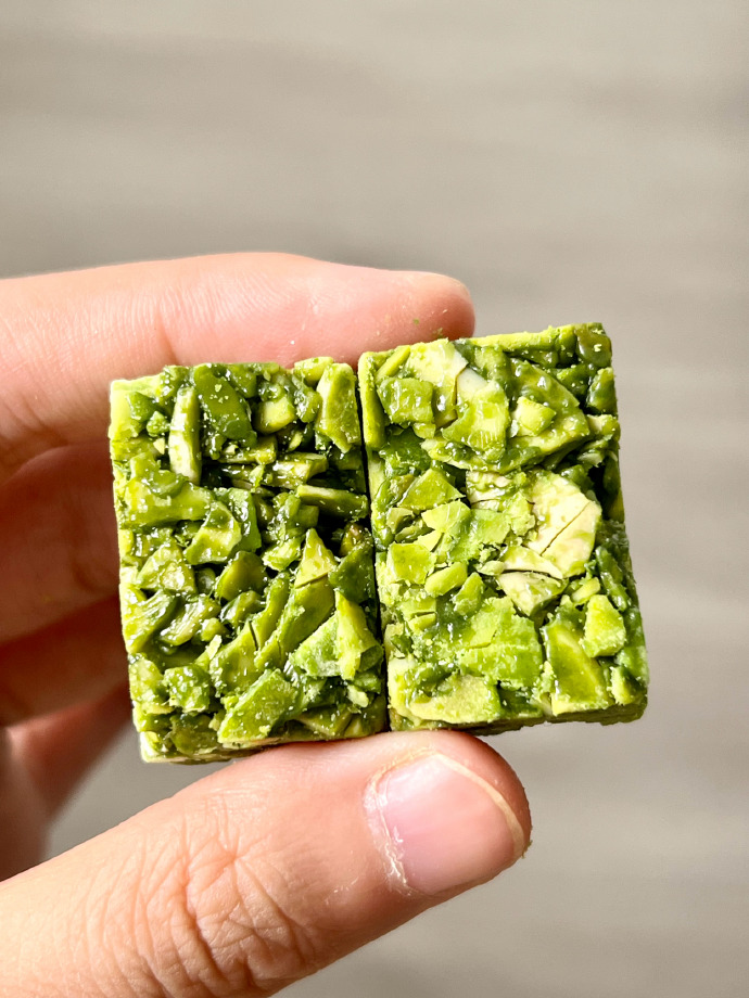 PekarHolly's tweet photo. Just shared a pack of crispy matcha cookies with my desk mate—snack joy tastes best when split! https://t.co/fBw1mG5VCi