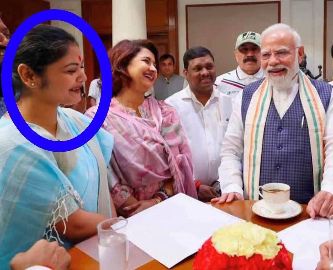 RahulKajalRG's tweet photo. शिवलिंग का अपमान कर हमारी सनातनियों की आस्थाओं पर चोट करने वाली सयोनी घोष से सावन माह में मुलाकात कर रहे हैं नरेंद्र मोदी।

ये शर्मनाक है, सनातन विरोधी मुलाकात है।
प्रधानमंत्री मोदी ने सयोनी घोष से मुलाकात कर करोड़ों सनातनियों का अपमान किया है।

कब जागोगे सनातनी भाइयों? https://t.co/o8T6ieVOME