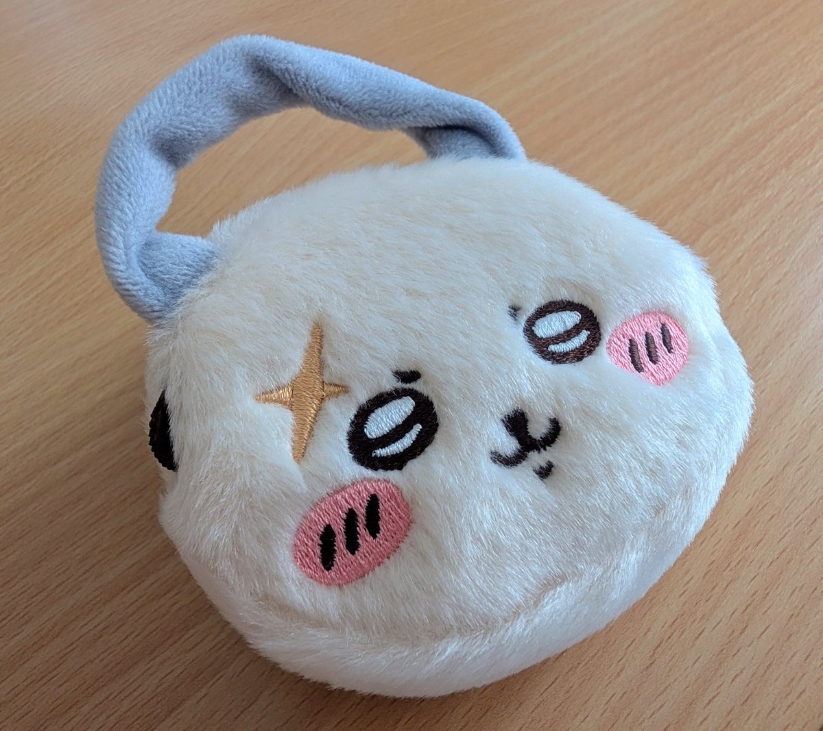 naoXs's tweet photo. ふとUFOキャッチャーにいたラッコ先生と目が合ったんでやってみたらするっと取れた！ぬいのミニトートというかポーチ？
ふわふわで可愛いし活用したいけど、何を入れれば良いのか検討がつかない… https://t.co/cchjx23g0i