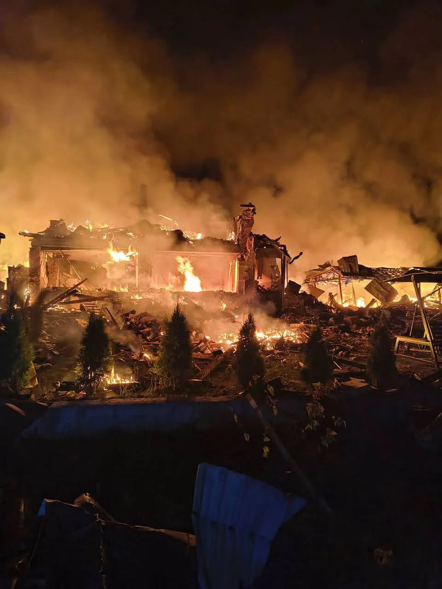 krasnivska's tweet photo. В Броварському районі сьогодні вночі рашисти ракетами вбили родину 3 людей, дитина 4 роки. Ще 3 поранено і дитина. Приватний сектор https://t.co/tG6BtOXomb