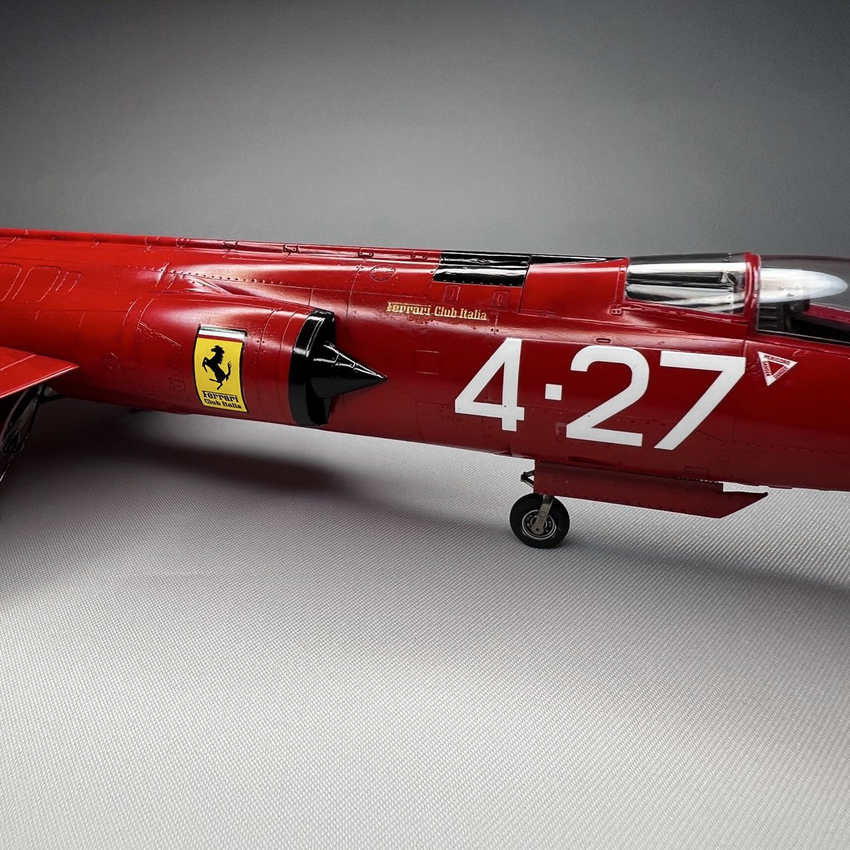 invpe_kk's tweet photo. ハセガワ1/48F 104G フェラーリ　完成しました。アメリカ空軍機を流用、社外品デカールで仕上げました。 https://t.co/0x92YppYLq