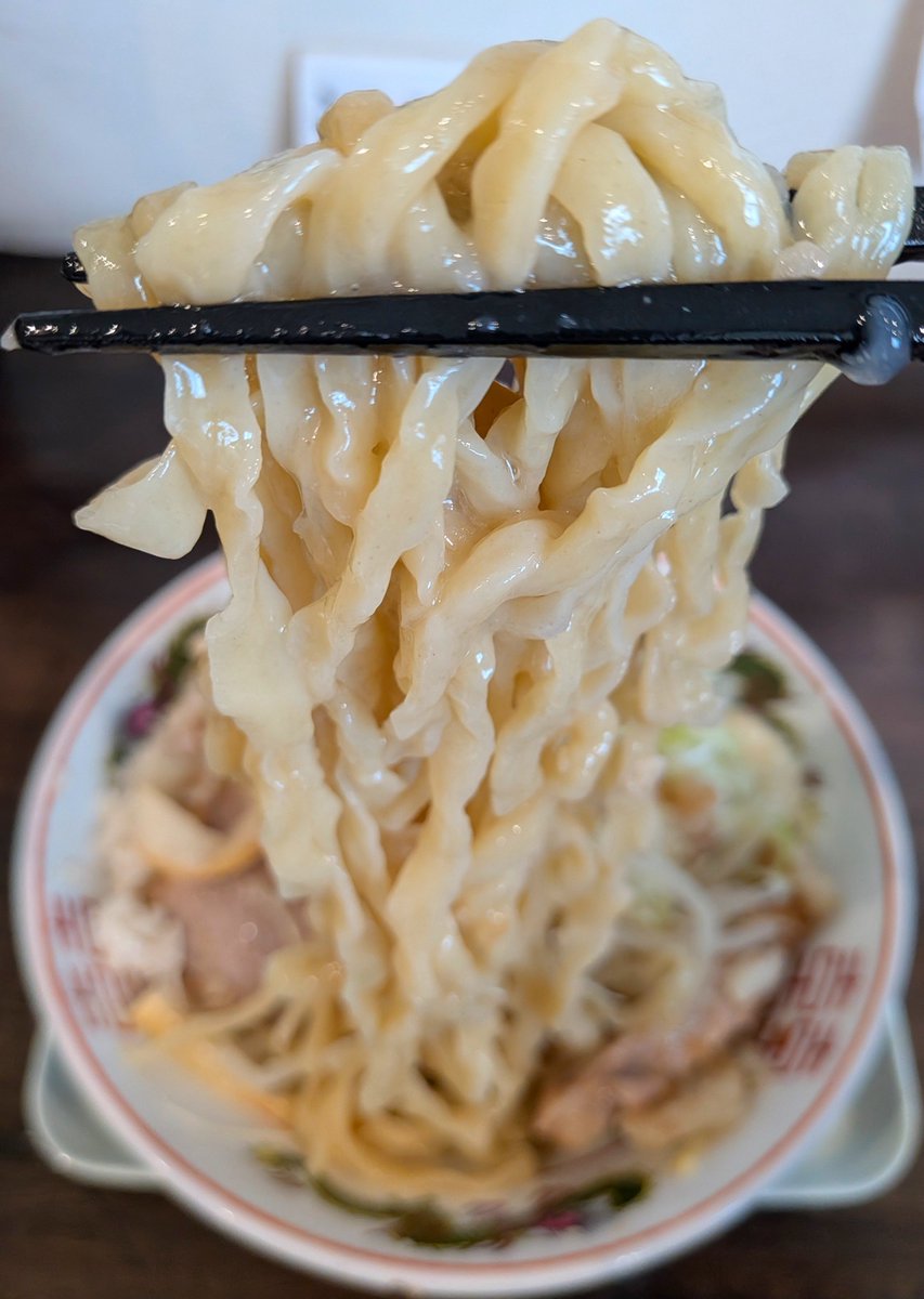 bokutanage3's tweet photo. 今日からお盆休み9日間頂きまㇲ😆

何も予定ないけどルーティンの麺活はして行きますョ〜😉

今日のお昼は麺道 自然や で期間限定G系冷やし中華を頂きました〜🍜

豚の旨味たっぷりのタレに平打太縮れ麺が良く合うめっちゃジャンクな1杯でした〜😋

後半お酢で味変すれば今日も完食完飲腹パンで〜ㇲ🥰 https://t.co/NjQ7vB6xnW